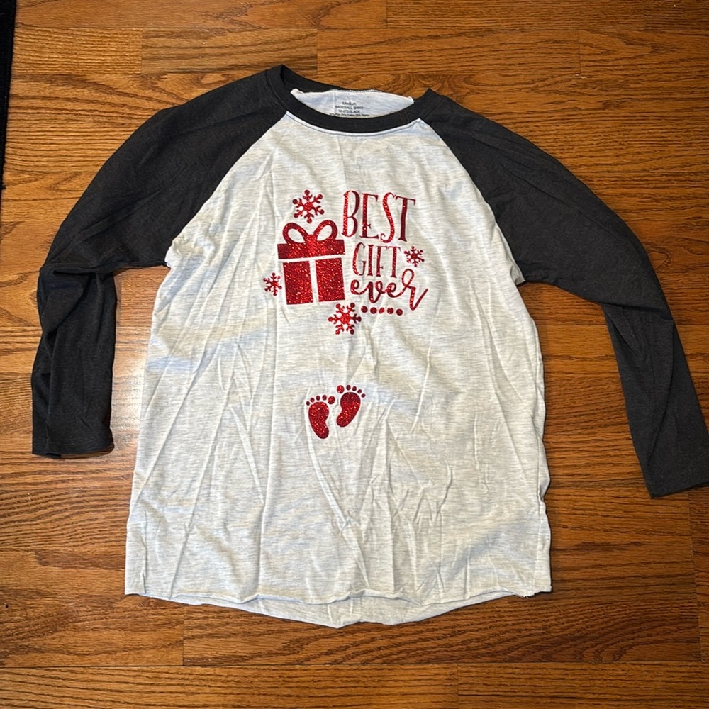 Women’s pregnancy shirt size medium worn once like new!